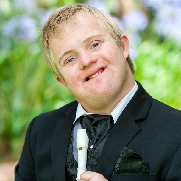 Lindo músico discapacitado con flauta
. - Foto, Imagen