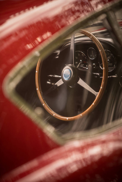 Color primer plano del volante de madera de un viejo coche clásico. - Foto, imagen