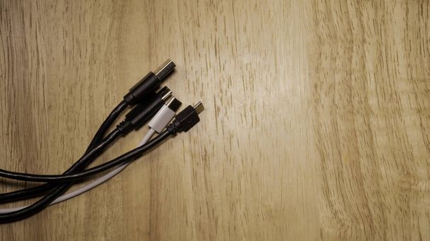 Farklı elektronik aygıtlar için kablolar bağlanıyor - Fotoğraf, Görsel