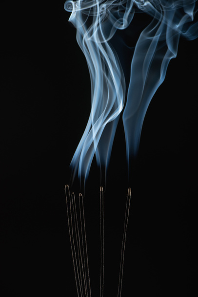 palenie paluszków aromatycznych z dymem na czarnym tle - Zdjęcie, obraz