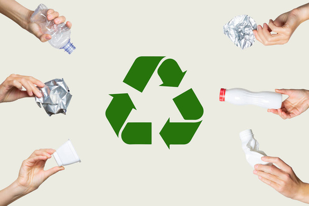 Hände halten Müll auf hellem Hintergrund. Recyclingschild. das Konzept der Mülltrennung, des Plastikstopps, des Recyclings. - Foto, Bild