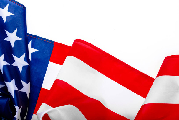 Σημαία ΗΠΑ σε λευκό φόντο. Ηνωμένες Πολιτείες. Ημέρα Μνήμης, Ημέρα Ανεξαρτησίας, 4 Ιουλίου. Επίπεδο lay, πάνω όψη. - Φωτογραφία, εικόνα