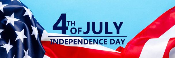 Флаг США на синем фоне. В США. День памяти, День независимости, 4 июля. Баннер. Плоский, вид сверху
. - Фото, изображение