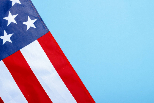 Σημαία ΗΠΑ σε μπλε φόντο. Ηνωμένες Πολιτείες. Ημέρα Μνήμης, Ημέρα Ανεξαρτησίας, 4 Ιουλίου. Επίπεδο lay, πάνω όψη. - Φωτογραφία, εικόνα