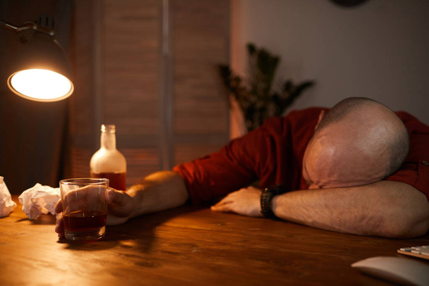 Homem dormindo na mesa
 - Foto, Imagem