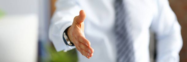 Бизнесмен протягивает руку для рукопожатия - Фото, изображение