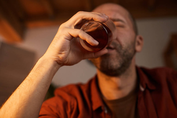 Ο άνθρωπος πίνει αλκοόλ - Φωτογραφία, εικόνα
