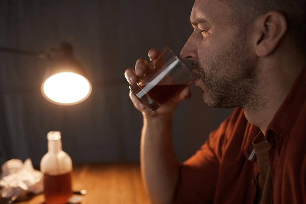 Mies juo voimakasta alkoholia - Valokuva, kuva