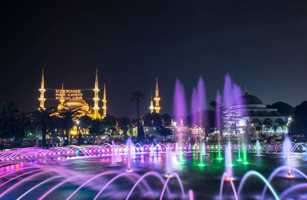 Mezquita Azul en Estambul, Turquía. (Sultanahmet Camii) La Mezquita está iluminada con MAHYA especialmente para Ramadán
. - Foto, Imagen