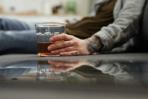Mujer relajándose con alcohol
 - Foto, imagen