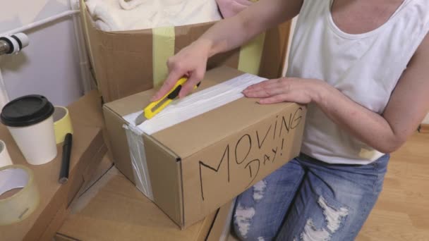 Γυναίκα ξεπακετάρισμα χαρτονένια κουτιά σε κίνηση ημέρα απόθεμα - Πλάνα, βίντεο