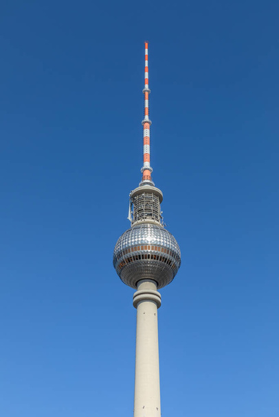 Στενή θέα του τηλεοπτικού πύργου στην πλατεία Alexander στο κέντρο του Βερολίνου, Γερμανία - Φωτογραφία, εικόνα