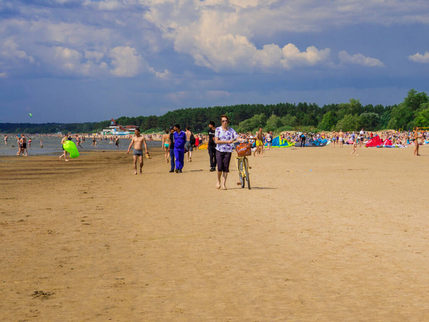 Sestroretsk, Russia - June 24, 2020: People on the beach of Sestroretsk, near St. Petersburg. - Foto, Bild
