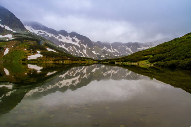 Hegyi tavak. Az öt tó völgye a Tátrában. Esős nap. Lövöldözés esőcseppel. - Fotó, kép
