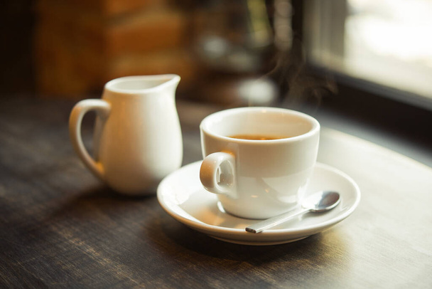 Kafedeki masada bir fincan kahve. Sabah arkaplanından beri taze içki - Fotoğraf, Görsel