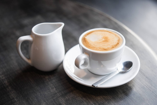 tasse de café sur la table dans un café. boisson fraîche depuis le matin fond - Photo, image