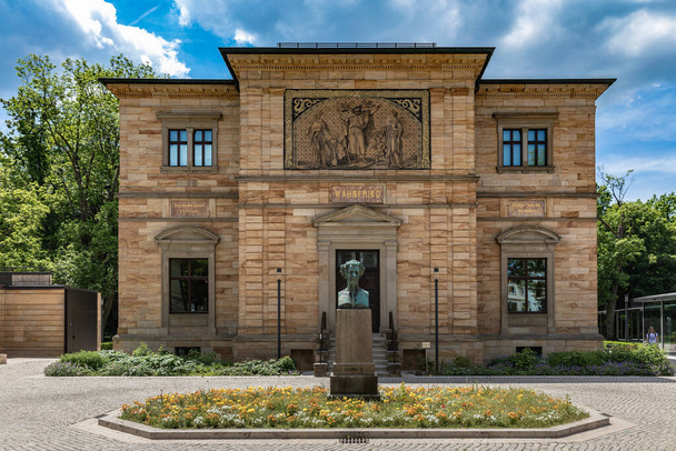 Veduta esterna del Wahnfried, villa del famoso musicista, compositore Wilhelm Richard Wagner, con lo status di Ludovico II di fronte, re di Baviera, a Bayreuth, Baviera, Germania - Foto, immagini