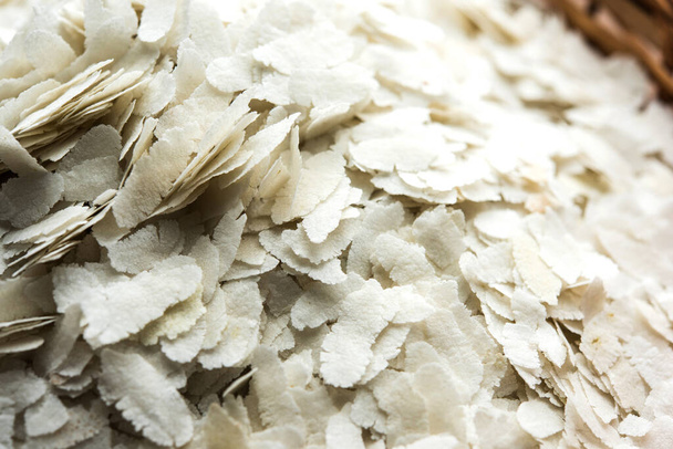 生のフラット化された米や厚または薄い米のフレークナムジェ・チフダの軽食やインドの朝食のためのアロポハ,ボウルで提供 - 写真・画像