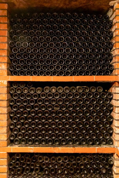 Παλαιά κάβα κρασιών στο Βόλκανι κοντά στο Βιλανί της Ουγγαρίας - Φωτογραφία, εικόνα