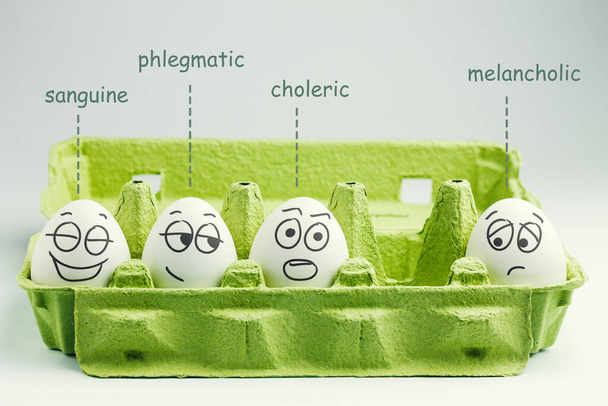 卵4個入り。気質の種類。サグイン、コレリック、フェロクティック、メランコリック. - 写真・画像