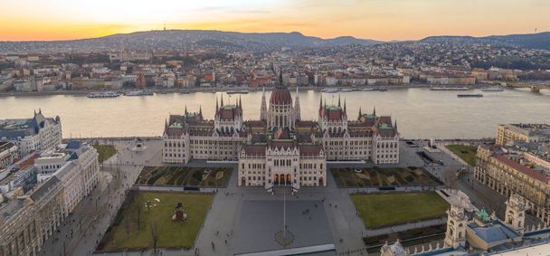 Panoramische luchtfoto van het Hongaarse parlement bij de Donau op het Kossuthplein bij zonsondergang in Boedapest - Foto, afbeelding