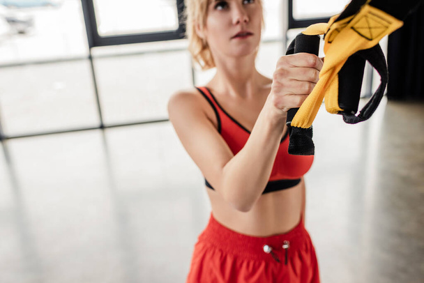 szelektív fókusz a fiatal nő edzés rugalmassági tornaterem  - Fotó, kép