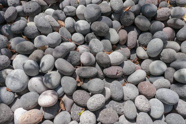 大きな石の選択。丸い小石のパターン。川の岩の小石の背景。海の石の背景、柔らかい焦点、フォーカスを選択し、ぼかす. - 写真・画像