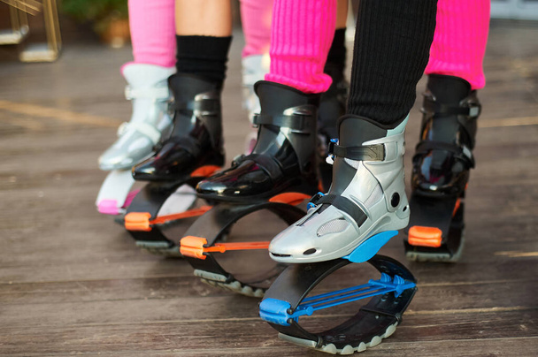 grupo de piernas de womens en botas de salto kangoo. Entrenamiento al aire libre en grupo - Foto, Imagen