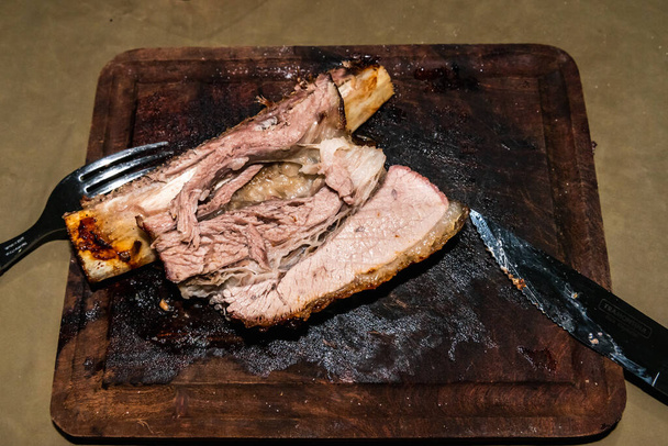 "Parrillada "Αργεντινής μπάρμπεκιου κάνει σε ζωντανό άνθρακα (δεν φλόγα), βόειο κρέας" asado ", ψωμί," Chorizo "και ψημένα πλευρά βοείου κρέατος με ένα ζεστό ράφι, κοντά, εστίαση επιλέξτε - Φωτογραφία, εικόνα