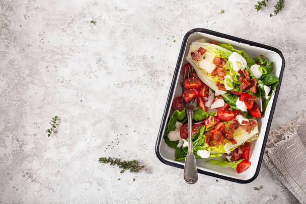 římský salát se slaninovým rajčatovým parmazánem a omáčkou. zdravý keto paleo dietní oběd - Fotografie, Obrázek