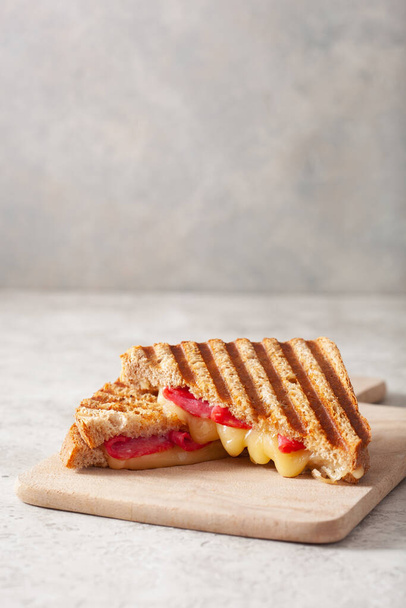 gegrilde salami en kaas sandwich - Foto, afbeelding