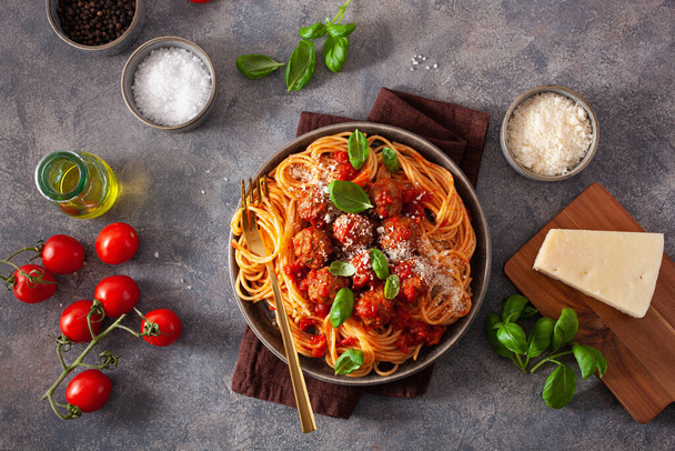 спагетти с фрикадельками и томатным соусом, итальянская паста
 - Фото, изображение
