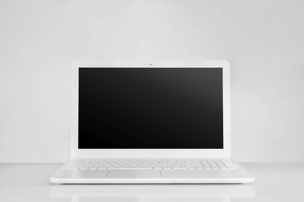 teljesen fehér laptop fekete képernyővel. tiszta munkatér-technológiai koncepció - Fotó, kép