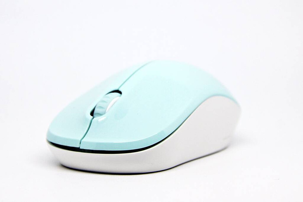 geïsoleerde draadloze muis op witte achtergrond - Foto, afbeelding