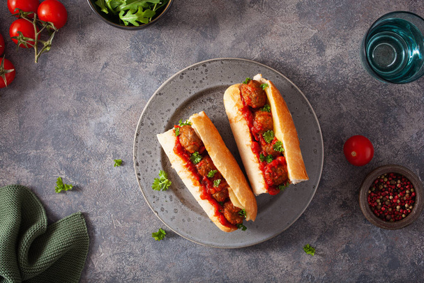 Peynirli ve domates soslu köfteli sandviç. Amerikan italyan fast food - Fotoğraf, Görsel