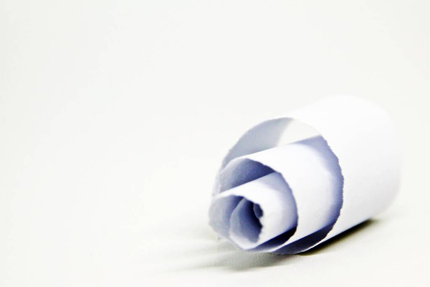 beyaz arkaplanda izole edilmiş kavisli kağıt - Fotoğraf, Görsel