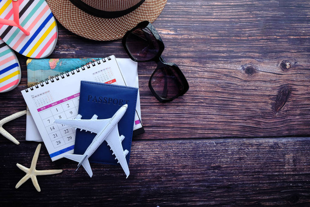 Pasaport, şapka, seyahat haritası ve seyahat aksesuarları masada. - Fotoğraf, Görsel
