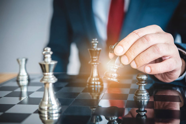 концепция шахматной настольной игры для идей и конкуренции и стратегии, концепция успеха бизнеса, планирование бизнес-конкуренции, стратегическая концепция командной работы. - Фото, изображение