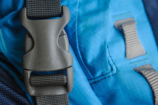 cierre hebilla fastex gris de mochila de trekking azul - Foto, Imagen