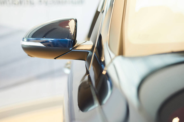 auto achteruitkijkspiegel van nieuwe moderne auto in showroom. close-up vooraanzicht - Foto, afbeelding