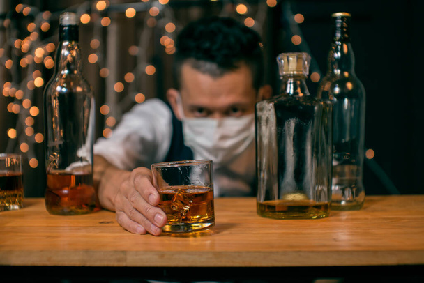 Barman versando whisky bicchiere di whisky bella notte - Foto, immagini