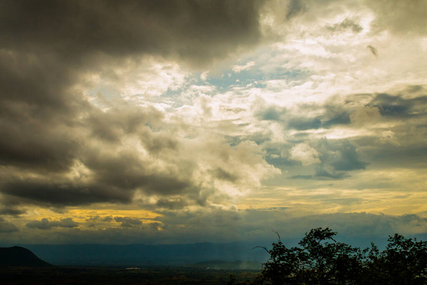 Enojado mirando dramático cielo amarillo con un montón de nubes en las cadenas montañosas
. - Foto, imagen