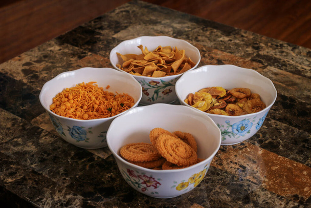 Néhány indiai snack, Murukku, keverék, banán sült krumpli, Pakkavada - Fotó, kép