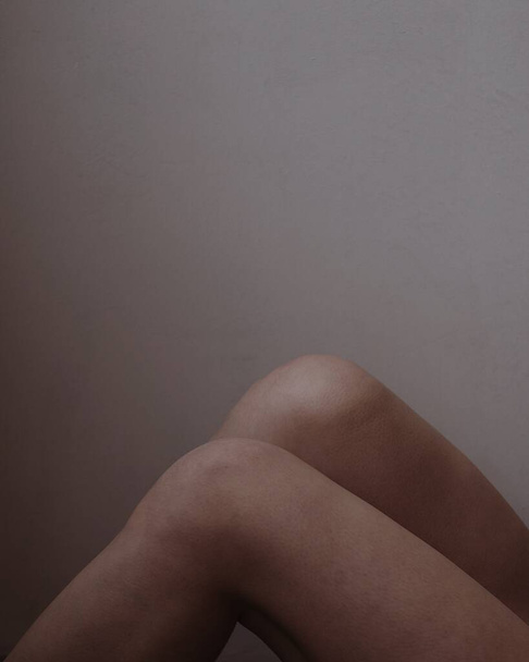 γυναίκα γόνατα χωρίς αμφιβληστροειδή - Φωτογραφία, εικόνα