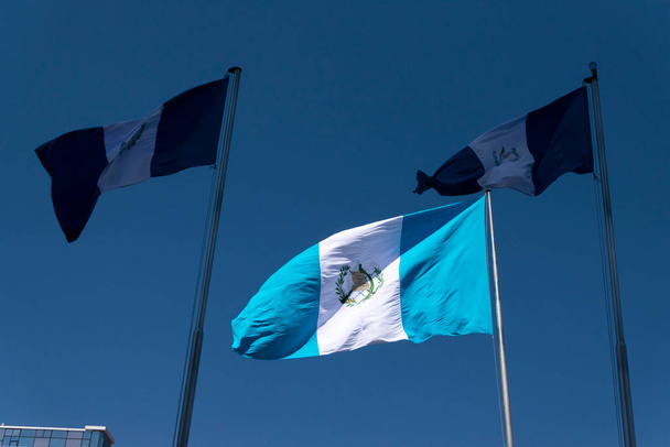 Nationale vlag van Guatemala, Midden-Amerika, in de wind in gewei, patriottisch symbool, 12 september 1968 huidige versie. Guatemala vlag, nationaal symbool, wapperen op de wind - Foto, afbeelding