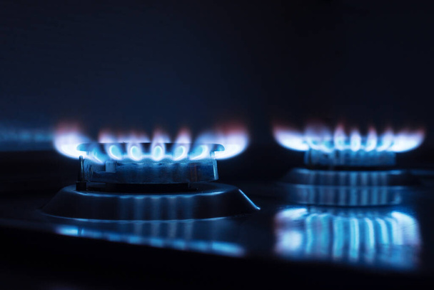 due fornelli a gas al buio in cucina - Foto, immagini