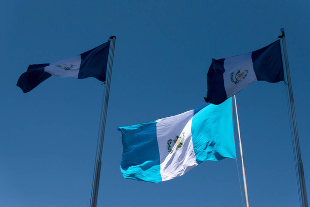 Nationale vlag van Guatemala, Midden-Amerika, in de wind in gewei, patriottisch symbool, 12 september 1968 huidige versie. Guatemala vlag, nationaal symbool, wapperen op de wind - Foto, afbeelding