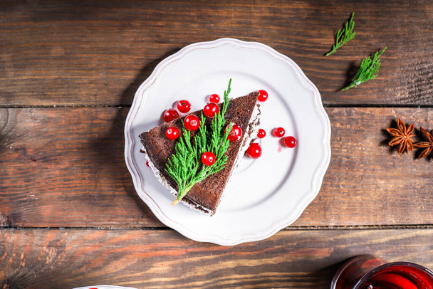 Weihnachtskuchen Neujahr Dessert Schokoladenbacken Menükonzept Serviergröße. Lebensmittel Hintergrund von oben Ansicht kopieren Raum für Text organische gesunde Ernährung - Foto, Bild