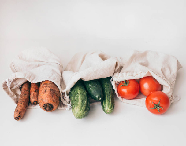 carrots, cucumbers and tomatoes in zero waste bags - Φωτογραφία, εικόνα