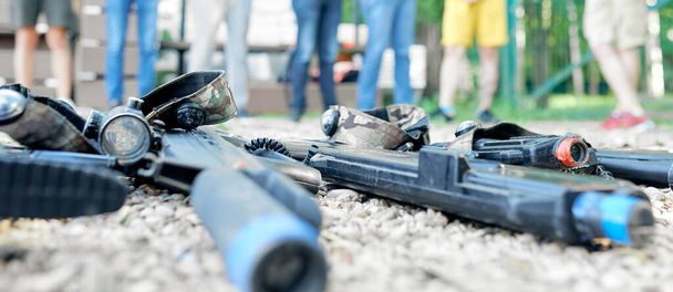 Kapalı askeri makineli tüfekler, susturuculu askerler için küçük silahlar, havalı lazer oyunu için gerçekçi modeller. - Fotoğraf, Görsel
